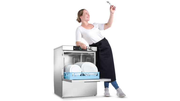Medewerkster met bord en vork naast een open HOBART vaatwasmachine met schone borden